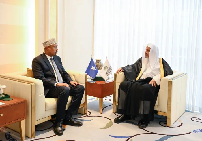استقبل معالي الأمين العامّ، رئيسُ هيئة علماء المسلمين، فضيلةُ الشيخ د.⁧‫ محمد العيسى‬⁩‬⁩ في مكتبه، ظُهرَ اليوم، سعادةَ سفير جمهورية الصومال الفيدرالية لدى المملكة العربية السعودية، السيد محمد أمين شيخ عثمان
