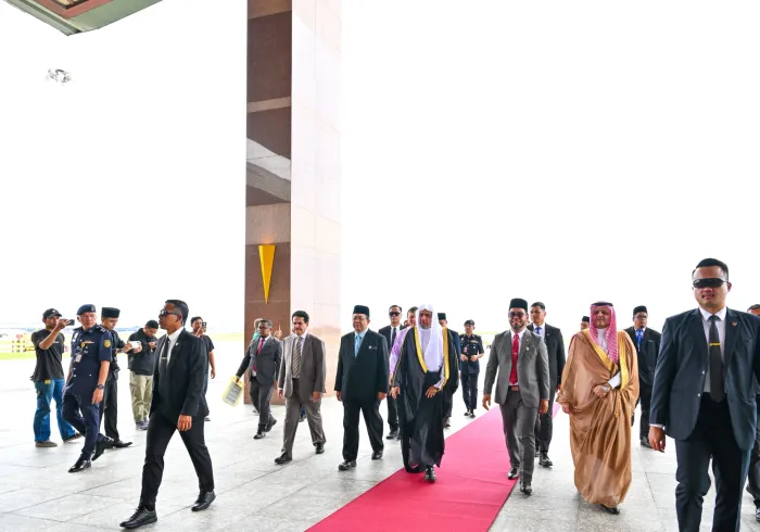 El Secretario General de la Liga del Mundo Islámico, Presidente del Consejo de Ulemas, el Sheij Mohammed Al-Issa , llegó al aeropuerto internacional de Kuala Lumpur, donde fue recibido por varias personalidades religiosas y oficiales