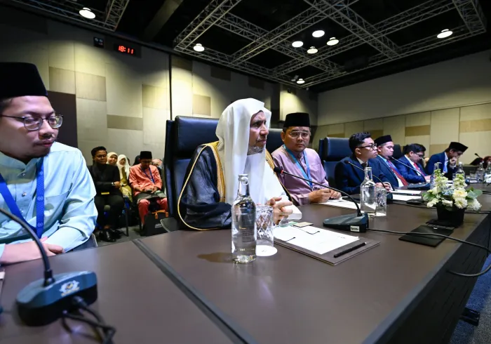 Al margen de la tercera Cumbre internacional de líderes religiosos: El Secretario General, el Sheij Dr. Mohammed Al-Issa se reunió, en la capital malasia, Kuala Lumpur, con jóvenes líderes entre estudiantes universitarios e investigadores
