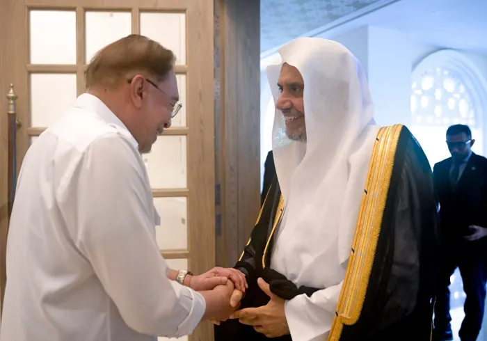 El Primer Ministro de Malasia, Dato’ Seri Anwar Ibrahim, recibió en el Palacio malasio de la hospitalidad, Residencia del Primer Ministro, al Secretario General de la Liga del Mundo Islámico, Presidente del Consejo de Ulemas, el Sheij Dr. Mohammed Al-Issa