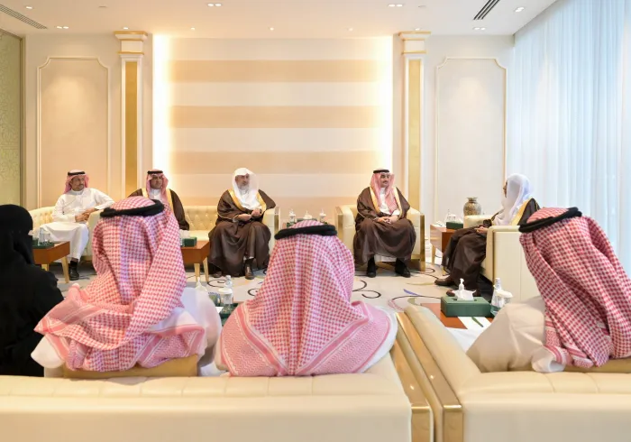 استقبلَ معالي الأمين العام، رئيس هيئة علماء المسلمين، فضيلة الشيخ د.⁧‫محمد العيسى‬⁩‬⁩، ظُهرَ اليوم، سعادةَ رئيس جامعة المجمعة، رئيس مجلس إدارة مركز سيفال السعودية، الأستاذ الدكتور صالح بن عبدالله المزعل