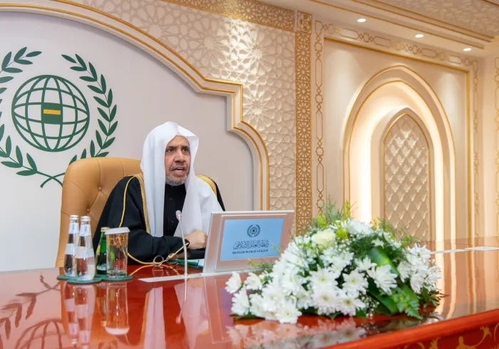  جناب دبیر کل، و رئیس انجمن علمای مسلمان، آقای دکتر شیخ محمد العیسی در میان اعضای هیئت دانشجویی اقلیت‌های مسلمان در دانشگاه‌های اروپایی سخنرانی کرد