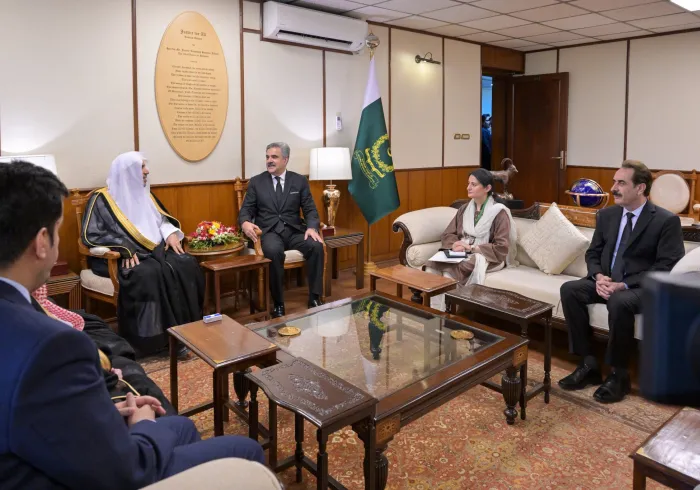 Yang Mulia Ketua Mahkamah Agung Republik Islam Pakistan menerima kunjungan Yang Mulia Sekretaris Jenderal, Syekh Dr. Mohammed Al-Issa , di gedung Mahkamah Agung