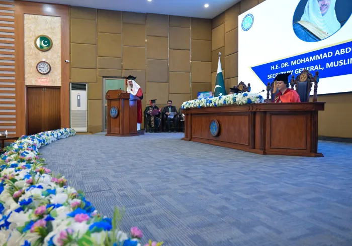 Universitas Nasional di ibu kota Pakistan, "Islamabad", menganugerahkan gelar Doktor Kehormatan (Honoris Causa) dalam bidang Filsafat Hubungan Internasional kepada Yang Mulia Sekretaris Jenderal LMD, Syekh Dr. Mohammed Al-Issa
