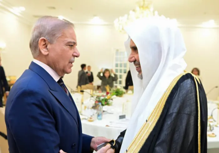 Yang Terhormat Perdana Menteri Republik Islam Pakistan, Bapak Muhammad Shehbaz Sharif, menerima kunjungan Yang Mulia Sekretaris Jenderal LMD, Yang Mulia Syekh Dr. Mohammed Al-Issa, di kantornya di ibu kota "Islamabad"