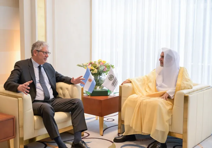 استقبل معالي الأمين العام، رئيس هيئة علماء المسلمين، فضيلة الشيخ د. ⁧‫محمد العيسى‬⁩ ‬⁩، في مكتبِه بالرياض، ظُهرَ  اليوم، سعادةَ سفير جمهورية الأرجنتين لدى المملكة العربية السعودية، السيد فاكوندو فيلا