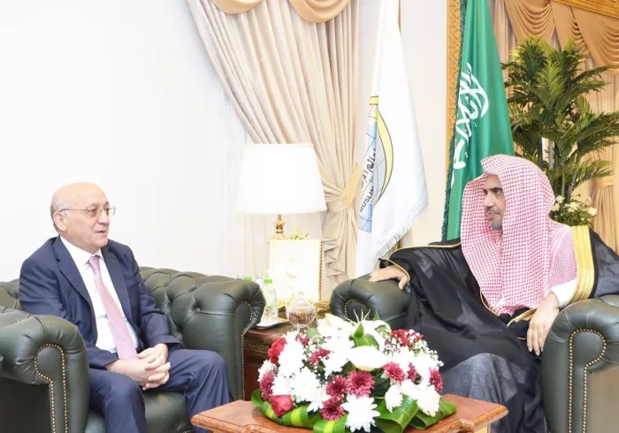 Le SG recevant ce matin à la Mecque, le chef de l'Organisme religieux du Gouvernement d'Azerbaïdjan M. Mubaraz Qurbranly"