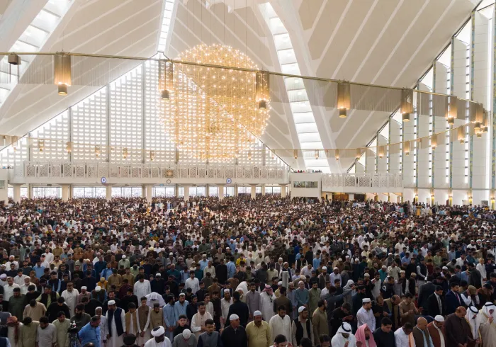 En este momento, el Sheij Mohammed Alissa destaca desde el púlpito de la mezquita del Rey Faisal en Islamabad que cada musulmán se preocupa por la reputación de su religión