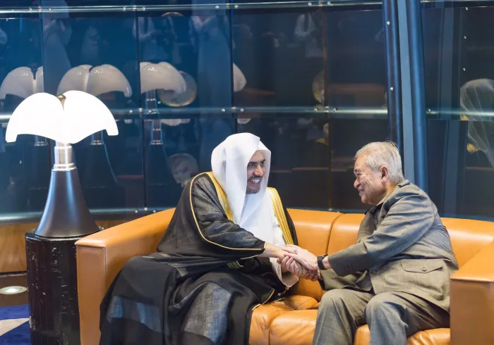 Le Secrétaire Général de la LIM échangeant avec M. Abdullah bin Haji Ahmad Badawi, ancien Premier Ministre de Malaisie.