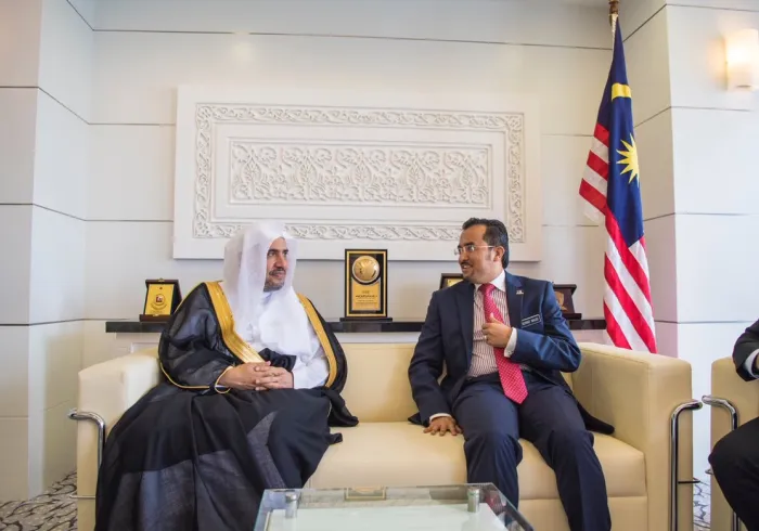 Le SG rencontrant en Malaisie le Sénateur et ministre malaisien Ashraf Wajdi, spécialiste académique de l'économie.