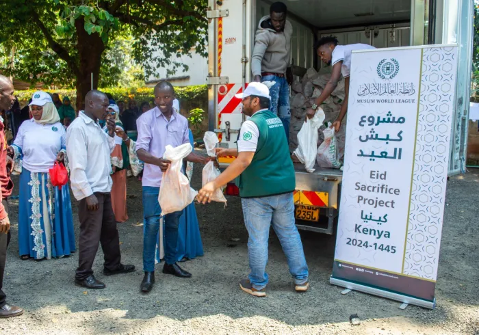 Para compartir la alegría del Aid, llegamos a los musulmanes de las aldeas remotas, según los estándares más altos.