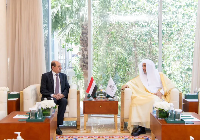 Yang Mulia Sekretaris Jenderal LMD, Ketua Asosiasi Ulama Muslim, Syekh Dr. Mohammed Alissa, menerima Yang Mulia Menteri Luar Negeri Yaman, Dr. Shaya Mohsen Al-Zindani, di kantornya.