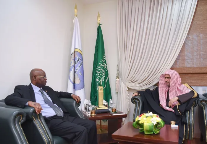 Le Secrétaire Général de la LIM recevant à son bureau de Ryadh l’Ambassadeur du Burundi auprès de l’Arabie Saoudite, Mr. Issa Moussa TambukaLe Secrétaire Général de la LIM recevant à son bureau de Ryadh l’Ambassadeur du Burundi auprès de l’Arabie Saoudite, Mr. Issa Moussa Tambuka