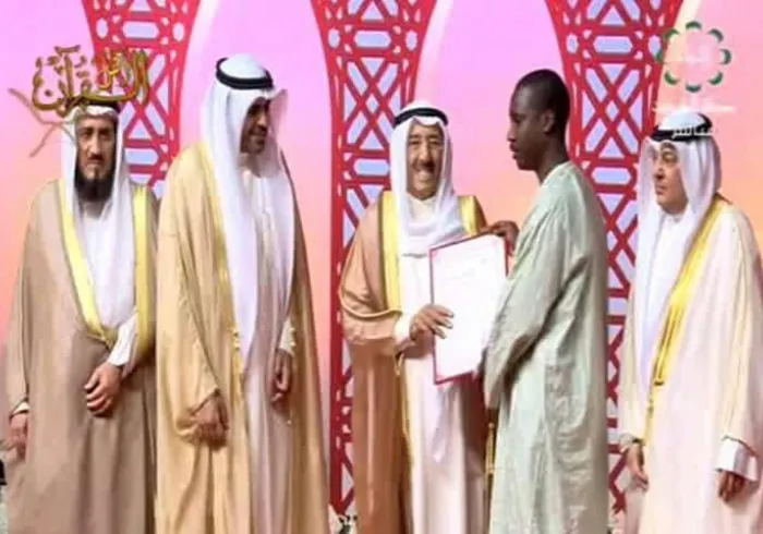 ‏ثلاثة من حفاظ هيئة تحفيظ الرابطة يحصلون على المراتب الثلاثة الأُوَل في جائزة الكويت الدولية للقرآن الكريم وتسلمواجوائزهم من سمو أمير الكويت