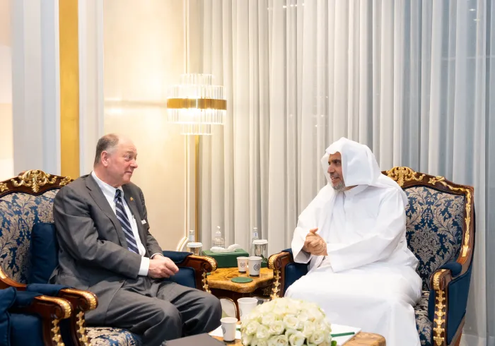 Yang Mulia Sekretaris Jenderal LMD, Ketua Asosiasi Ulama Muslim, Syekh Dr. Mohammed bin Abdulkarim Al-Issa, menerima Yang Mulia Ketua Dewan Bisnis Kanada-Saudi, Tuan Jeffrey Steiner
