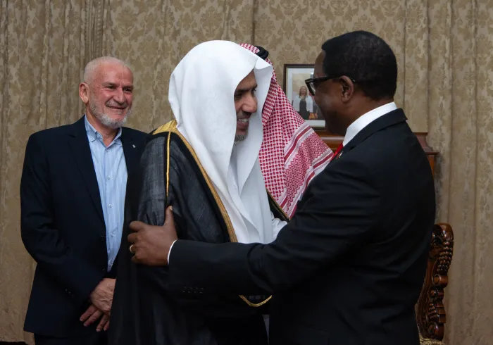 In recognition of Dr. Al-Issa’s contributions to fostering societal harmony, stability, and sustainable development across the African continent, His Excellency President Dr. Lazarus McCarthy Chakwera of the Republic of Malawi awarded Sheikh Dr. Mohammed Alissa