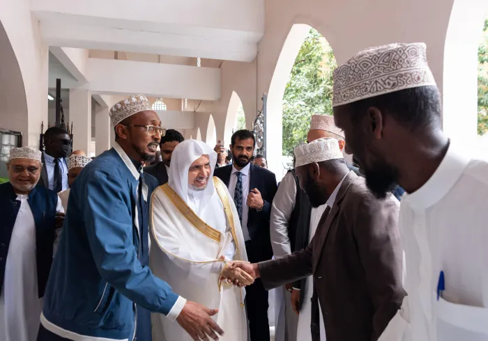 بحضور عشرات الآلاف من مسلمي كينيا: الشيخ د. العيسى خطيبًا  للجمعة على منبر أكبر جوامع كينيا