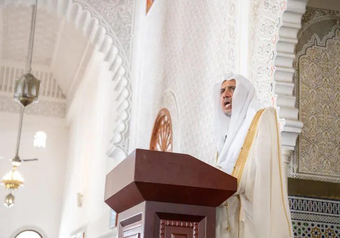 Sedang berlangsung: Atas undangan Yang Mulia Mufti Agung dan para ulama Tanzania.. Yang Mulia Syekh Dr. Mohammed Alissa menyampaikan khotbah Jumat hari ini di kota "Dar es Salaam", Tanzania