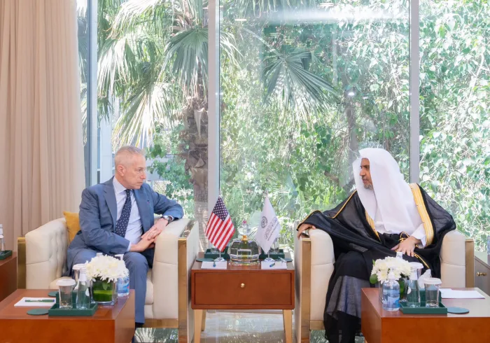 Yang Mulia Sekretaris Jenderal LMD, Ketua Organisasi Ulama Muslim, Syekh Dr. Mohammed Alissa     , bertemu di kantornya hari ini dengan Yang Mulia Duta Besar Amerika Serikat untuk Kerajaan Arab Saudi