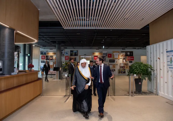 Durante su visita en respuesta a la invitación de centros de reflexión global y organizaciones internacionales: