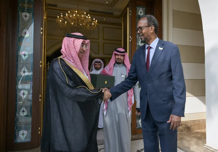 Yang Mulia Asisten Sekretaris Jenderal untuk Hubungan dan Komunikasi Internasional, Dr. Mohammed Al-Majdouie, menerima Wakil Menteri Lingkungan Hidup dan Perubahan Iklim Republik Somalia