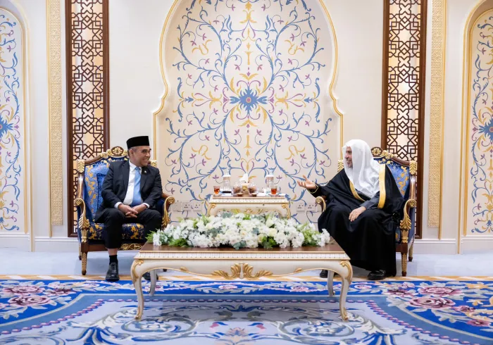 Il a transmis à cheikh Alissa les salutations du Président Subianto et lui a remis une invitation officielle à se rendre en Indonésie :