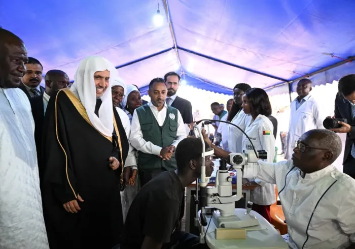 Durante su visita a Guinea-Bisáu: El Secretario General, Presidente de la Comisión de Ulemas, el Sheij Mohammed Al-Issa supervisó el programa de cirugía ocular de la LigadelMundoIslamico