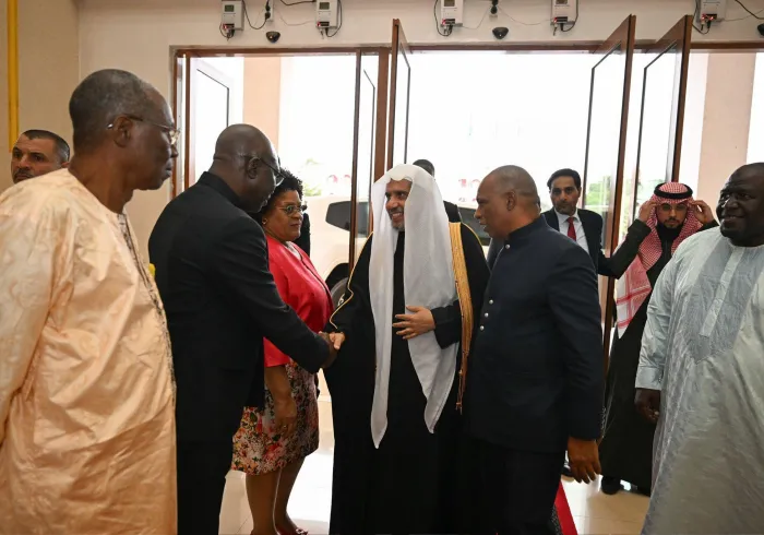 أمين عام رابطة العالم الإسلامي يقف على برامج جراحات العيون في "غينيا بيساو"