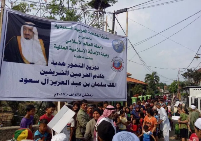 Muslim World League carries on distributing the Custodian of the 2 Holy Mosques' gift of dates. 20,000 families benefited of this gesture