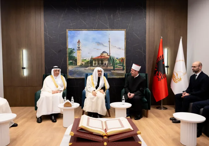 Setelah menjadi imam dan menyampaikan khutbah Idul Fitri, Yang Mulia Sekretaris Jenderal LMD, Ketua Organisasi Ulama Muslim, Syekh Dr. Mohammed Alissa, mengunjungi Markas Mashyakhah Isalm Albania di ibu kota Tirana