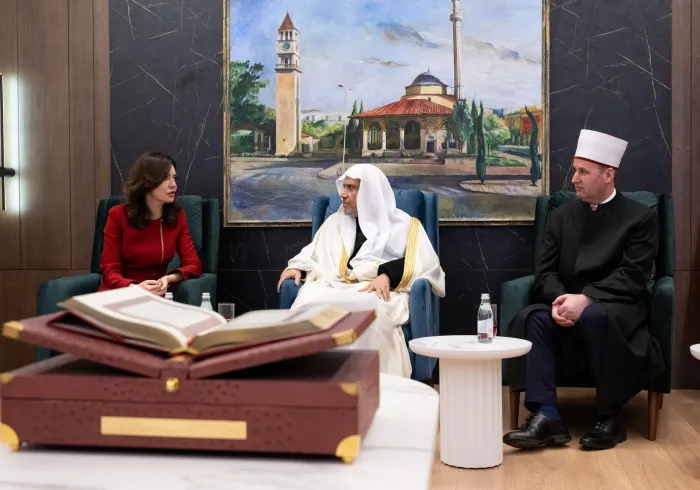 Setelah menjadi imam dan menyampaikan khutbah Idul Fitri, Yang Mulia Sekretaris Jenderal LMD, Ketua Organisasi Ulama Muslim, Syekh Dr. Mohammed Alissa, bertemu dengan Yang Mulia Ketua Parlemen Albania di Markas