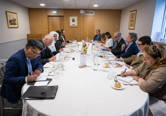 Yang Mulia Syekh Dr. Mohammed Alissa, dalam wawancara dengan pers, kantor berita, dan radio Prancis, yang dihadiri oleh para koresponden internasional