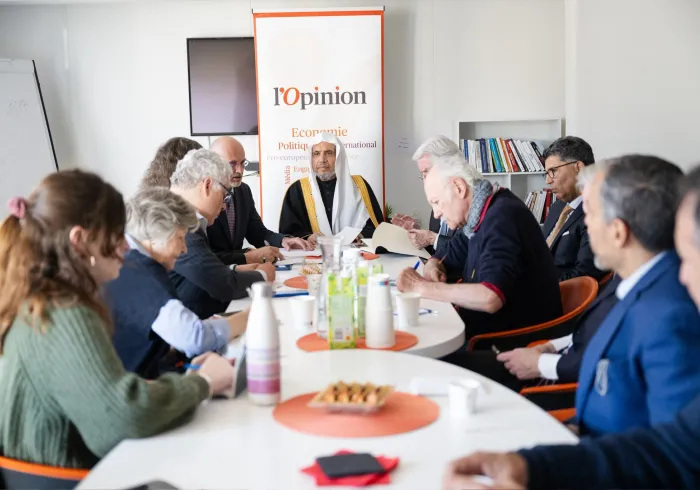 Surat kabar harian "L'Opinion" di kantor pusatnya di ibu kota Prancis, "Paris", mengadakan diskusi meja bundar bersama dengan Yang Mulia Sekretaris Jenderal LMD, Ketua Organisasi Ulama Muslim, Syekh Dr. Mohammed Alissa