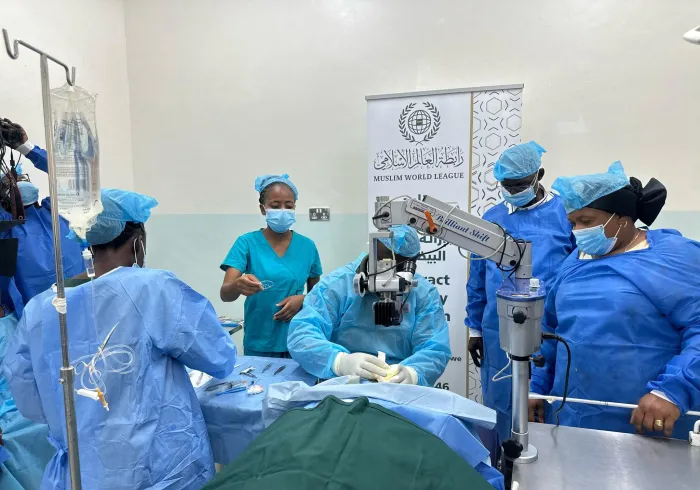 Cette fois-ci, la lueur brille au Zimbabwe, atteignant les plus vulnérables.  Voici des images du projet de lutte et de prévention de la cécité, mis en œuvre par la Ligue islamique mondiale en Afrique,