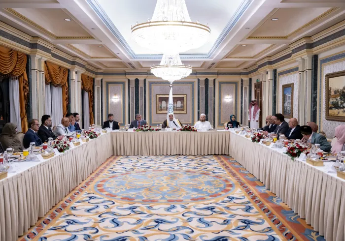 Responsables musulmanes británicos se reúnen con el Secretario General de la Liga del Mundo Islámico en Medina.