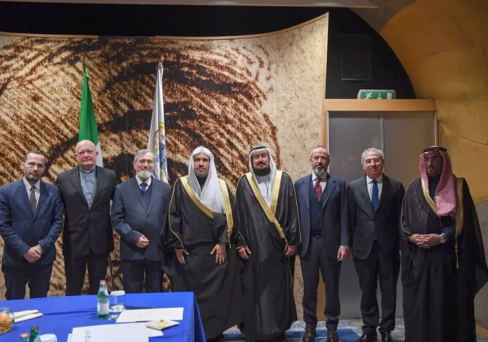 د.العيسى مع ادارة الكلية.