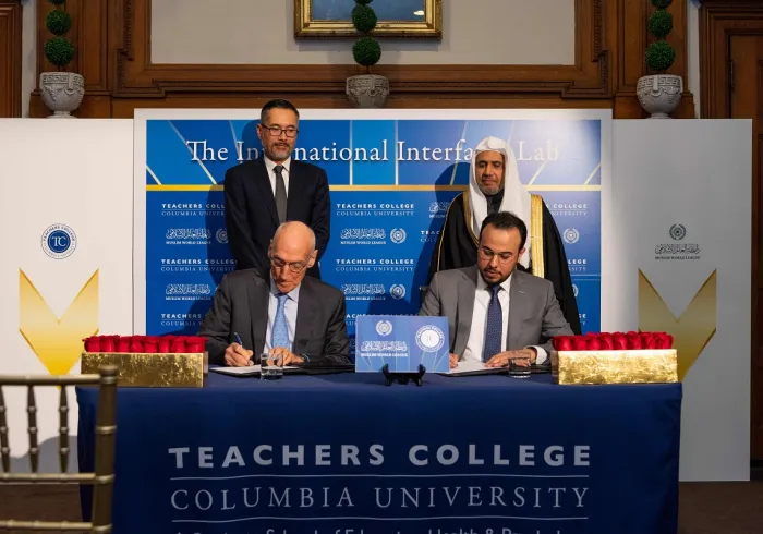 اتحادیه جهانی مسلمان قرارداد مشارکتی امضا می کند و "آزمایشگاه بین المللی ادیان" را با دانشگاه کلمبیا در نیویورک راه اندازی می کند.