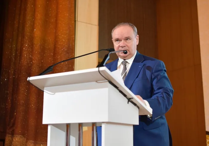 Des représentants du gouvernement russe dont le bureau de la présidence, le conseil de la Douma (le Parlement) durant lors allocution au congrès de la Ligue Islamique Mondiale à Moscou