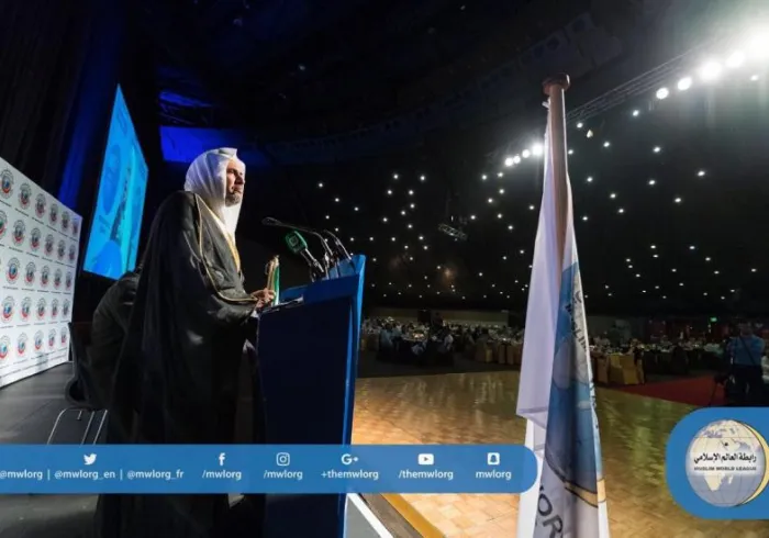 معالي الأمين العام متحدثاً للعلماء والمفكرين والساسة في مؤتمر الرابطة بديربن