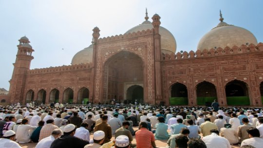 Dr. Al-Issa Delivers Friday Sermon at Badshahi Mosque 