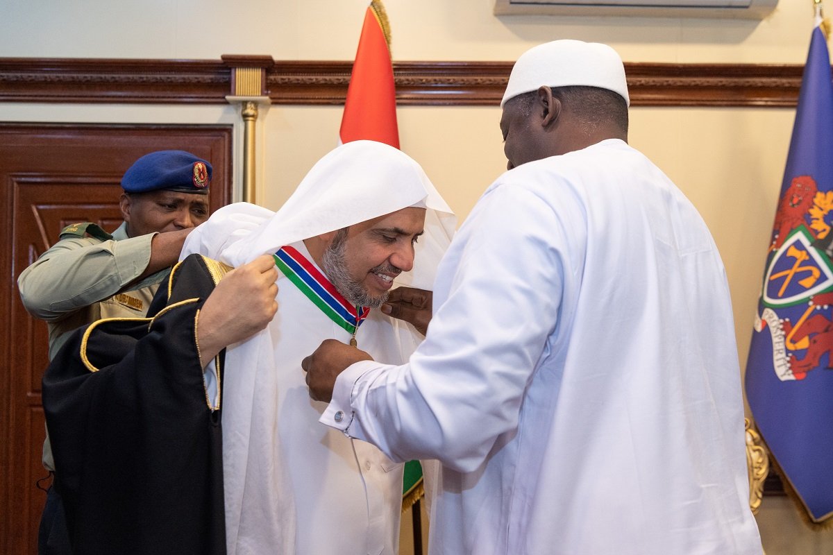 فخامة رئيس جمهورية غامبياً لدى تقليد الدكتور العيسى وسام سفير السلام الدولي