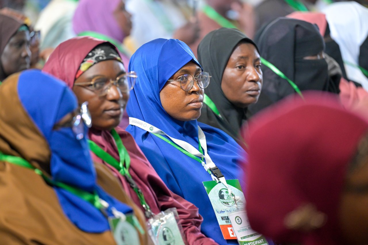 ‏صورٌ من المؤتمر الدوليّ المنعقد -مساء اليوم- في العاصمة النيجيرية "أبوجا"، برعاية فخامة الرئيس، ومشاركة معالي الأمين العام رئيس هيئة علماء المسلمين، الشيخ د. محمد العيسى‬⁩ ‬⁩، بخصوص مبادرة الرابطة حول "السِّلم المجتمعي في غرب أفريقيا"