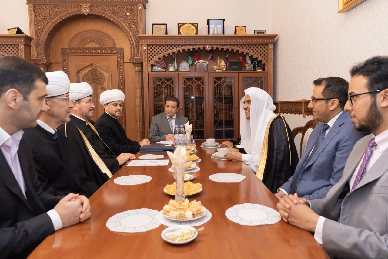 Le D.Mohammad Alissa a rencontré le Président du Conseil du Mufti de Russie cheikh Rawaï Rainedine qui a déclaré que la direction de la Oumma par le Royaume d’Arabie Saoudite est un mérite divin dont les peuples musulmans sont fiers de sa gestion de leurs causes et besoins.