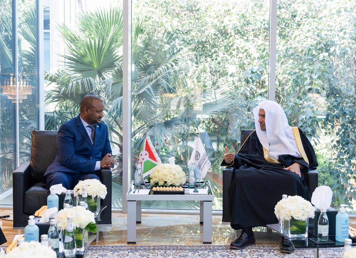 التقى معالي الشيخ د. محمد العيسى‬⁩ اليوم الاثنين بسعادة سفير جمهورية بوروندي‬⁩ لدى المملكة العربية السعودية، السيد ناهايو جاك.