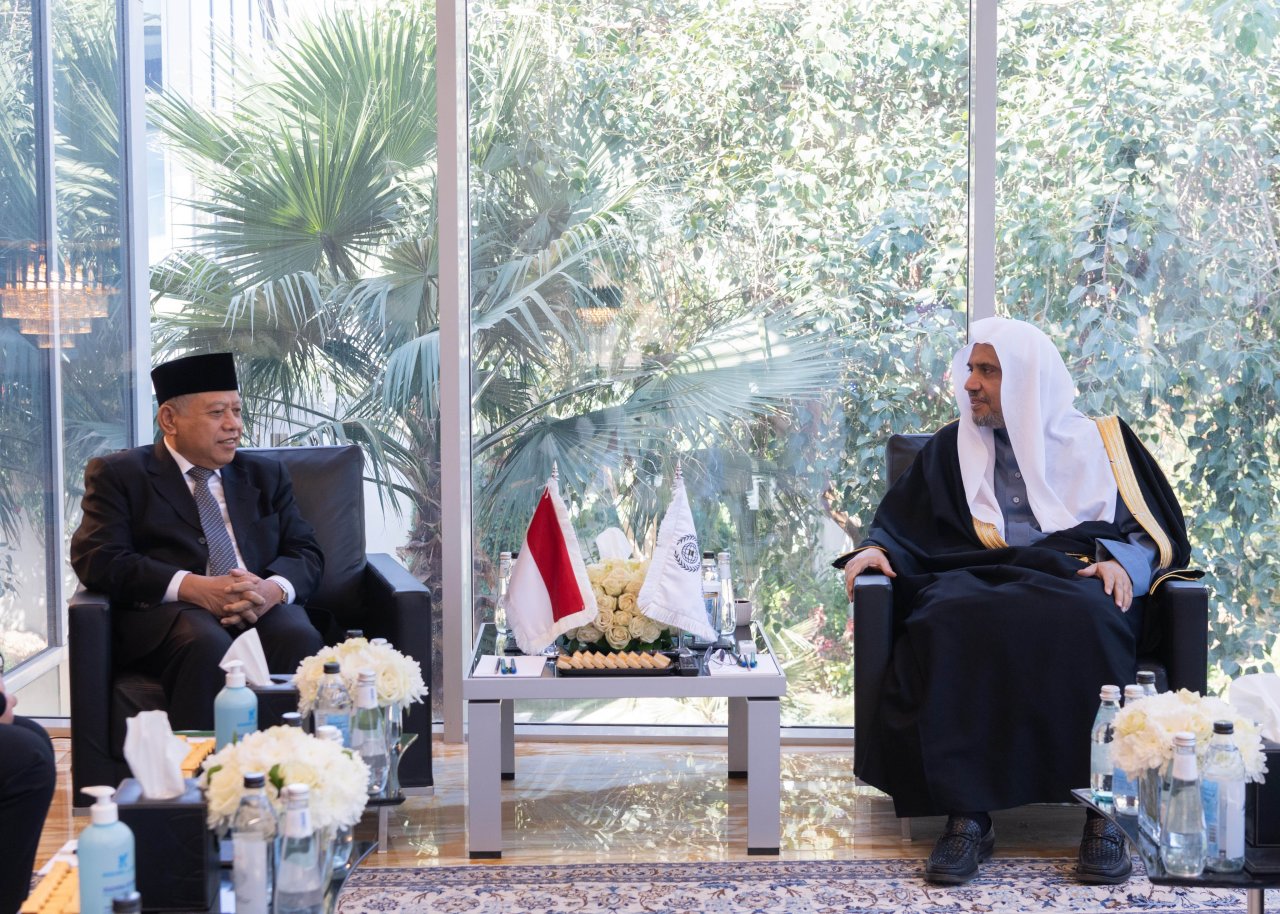 استقبل معالي الشيخ د. محمد العيسى‬⁩ ظهر اليوم سعادة سفير جمهورية إندونيسيا لدى المملكة العربية السعودية، الدكتور عبدالعزيز أحمد