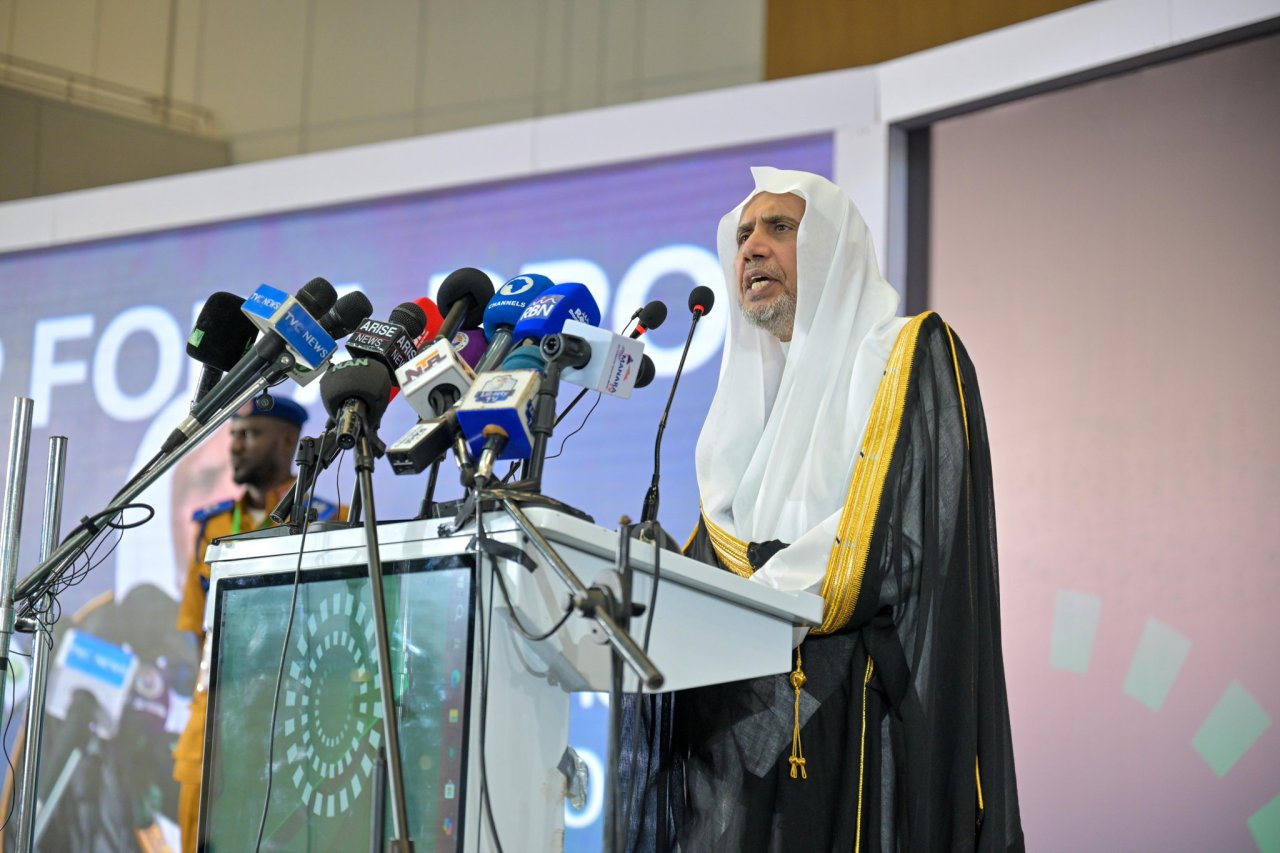 صورٌ من المؤتمر الدوليّ المنعقد -مساء اليوم- في العاصمة النيجيرية "أبوجا"، برعاية فخامة الرئيس، ومشاركة معالي الأمين العام رئيس هيئة علماء المسلمين، الشيخ د. محمد العيسى‬⁩ ‬⁩، بخصوص مبادرة الرابطة حول "السِّلم المجتمعي في غرب أفريقيا"