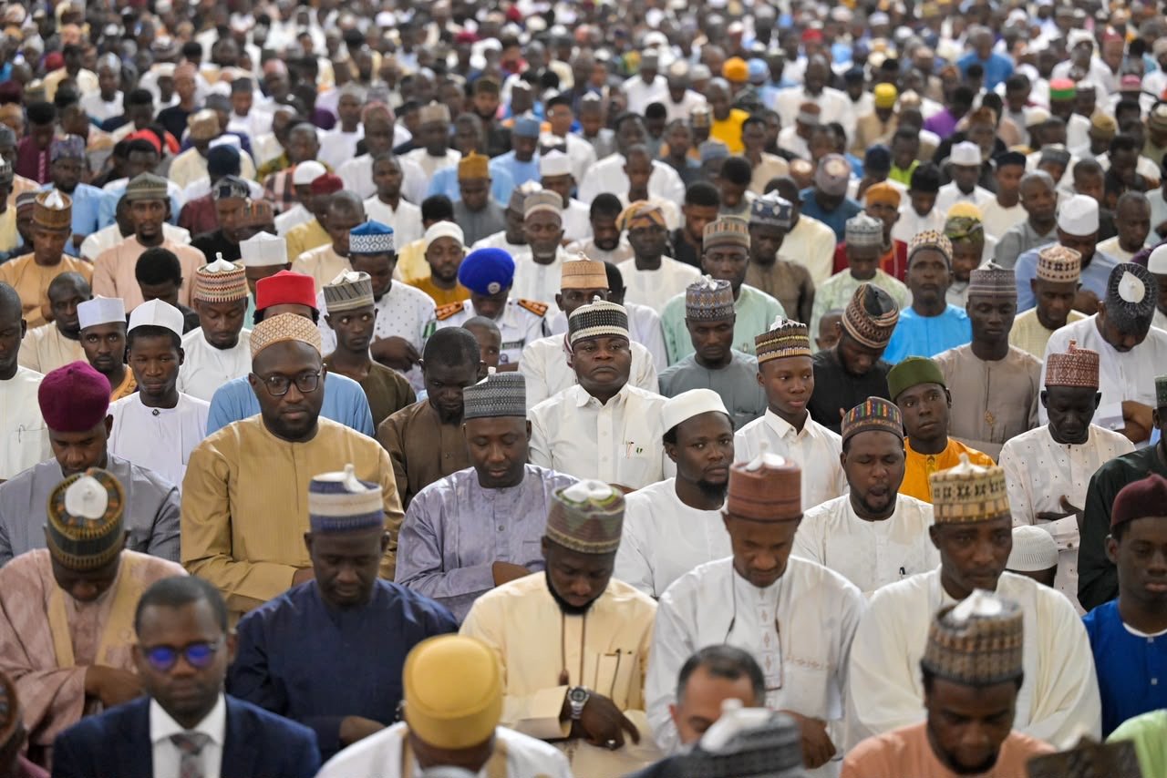 رابطہ عالم اسلامی کے سیکرٹری جنرل نے نائجیریا کے دارالحکومت کی قومی جامع مسجد میں خطبۂ جمعہ دیا اور نماز کی امامت فرمائی