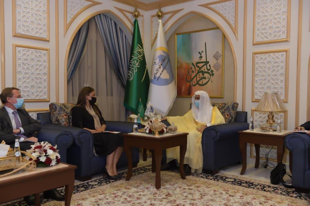 سیکرٹری جنرل عزت مآب شیخ ڈاکٹر محمد العیسی نے جدہ آفس میں فرانسیسی پارلیمنٹ کے ممبر محترمہ امیلیا لاکرافی کے ساتھ ملاقات کی