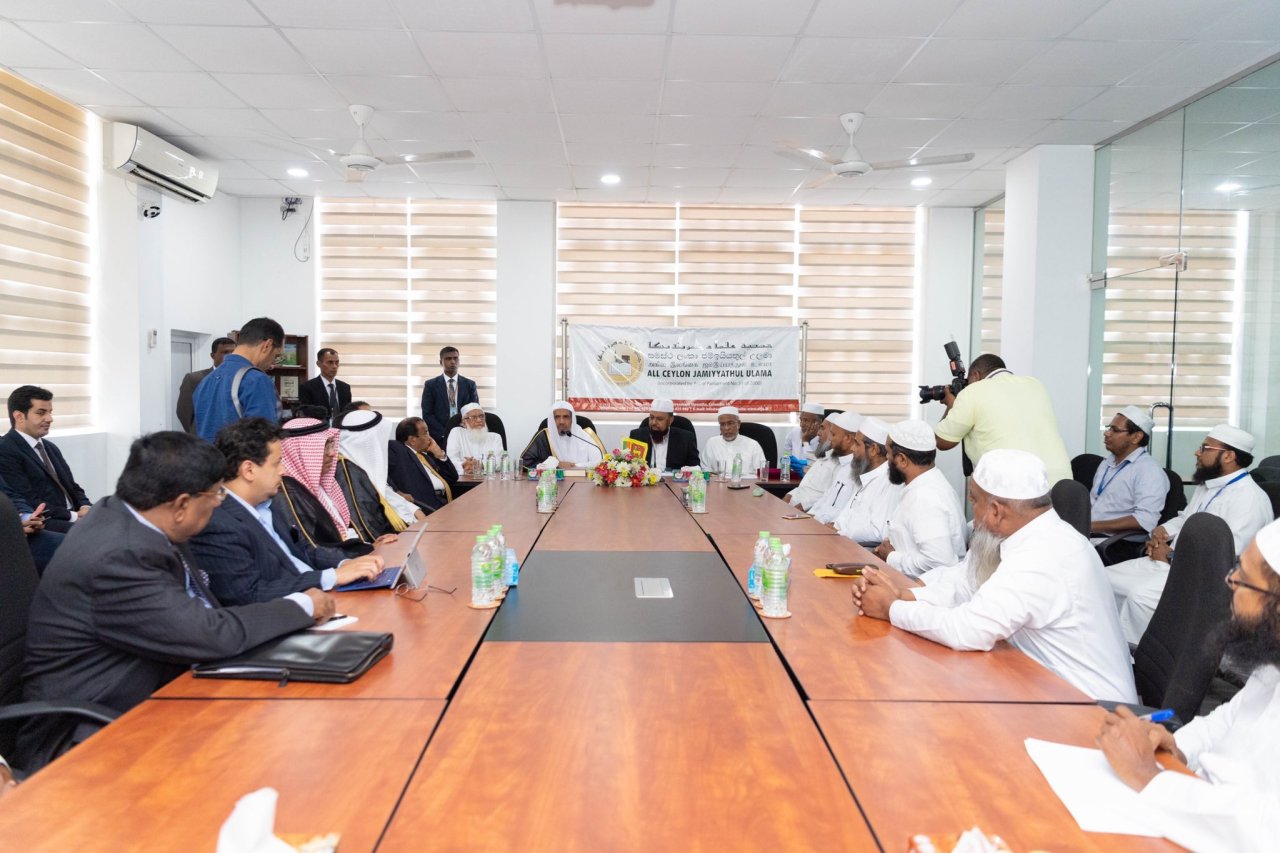Le SG de la Ligue Islamique Mondiale s’est réuni à Colombo avec le président de l’Association des savants du Sri Lanka et avec ses membres qui ont apprécié la visite de la LIM qui a soulevé l’importance du rôle de l’association pour assurer l’harmonie religieuse et ethnique.