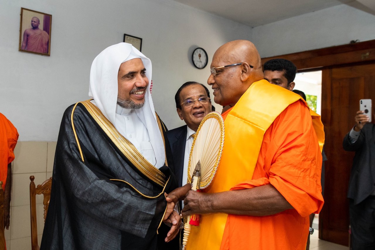 Le D.Mohammad Alissa a   rencontré (en marge du sommet « L’harmonie religieuse » organisé par la Ligue au Sri Lanka) un certain nombre de personnalités boudhistes du monde qui lui ont confirmé leur soutien.
